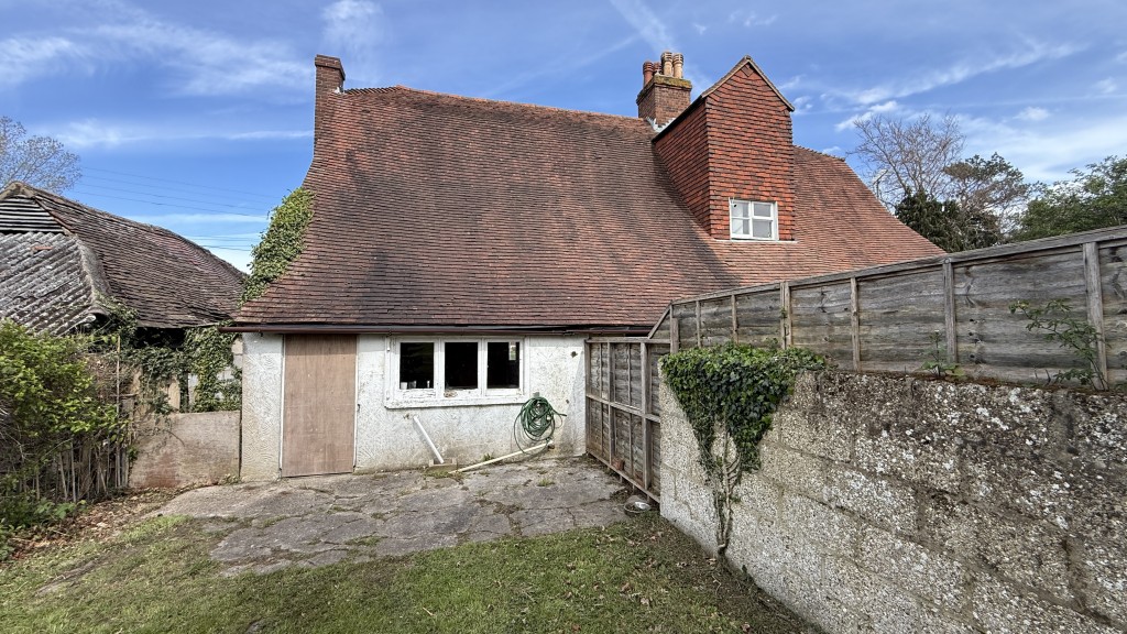 Lot: 130 - SUBSTANTIAL PERIOD PROPERTY WITH MULTIPLE BUILDINGS REQUIRING REFURBISHMENT - External image of the cottage